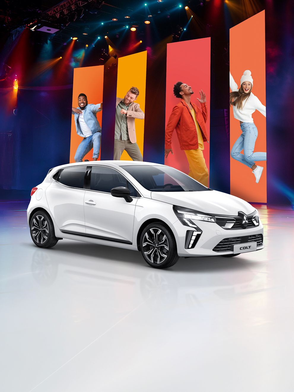 Eine Bühne mit dem COLT Edition und Bannern im Hintergrund auf denen lachende Menschen zu sehen sind